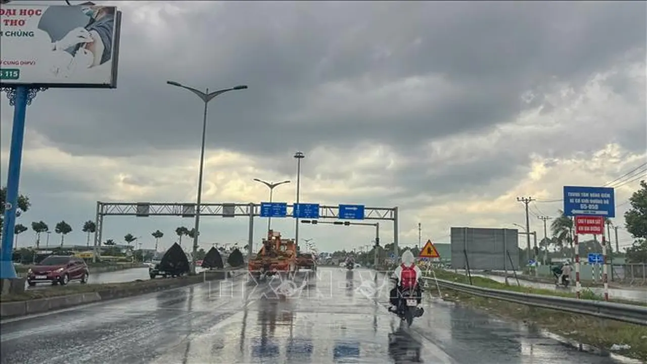 “المطر الذهبي” ينهي موجة الحرارة الحارقة في وسط مدينة كان ثو